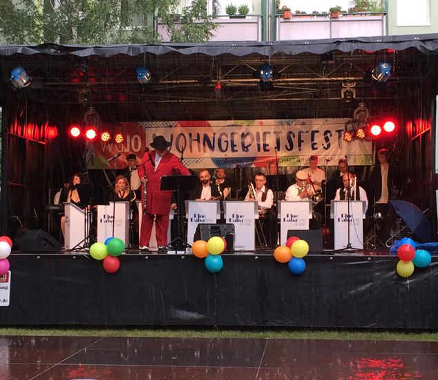 Die Blue Baba Swing Band spielt beim Wohngebietsfest der WG Johannisthal